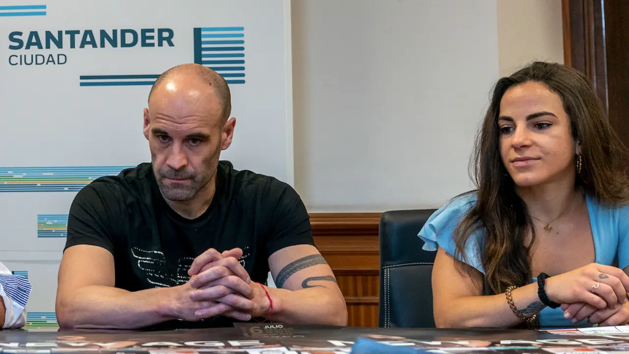 Daniel Rasilla y Mariluz Peral durante la presentaci&oacute;n de la velada de boxeo. / ALERTA