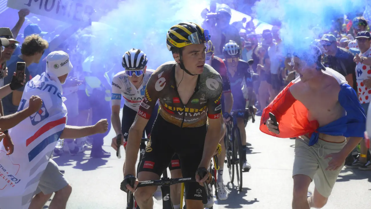 El ciclista brit&aacute;nico Geraint Thomas de Ineos Grenadiers en acci&oacute;n durante la 12&ordf; etapa del Tour. / PAPON BERNARD
