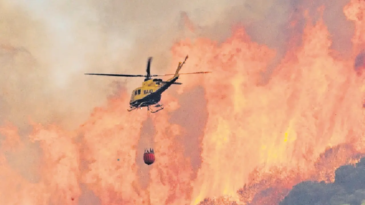 Un helic&oacute;ptero trabaja en las tareas de extinci&oacute;n del incendio. /Daniel P&eacute;rez