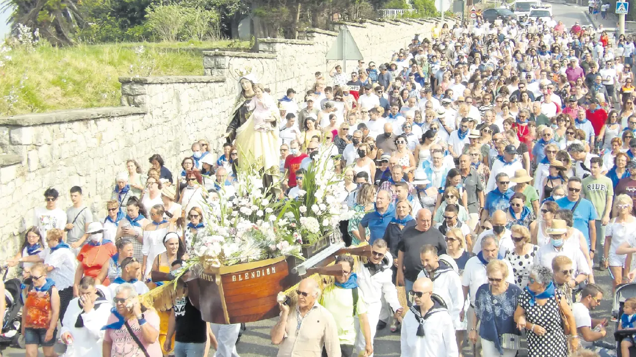 Procesi&oacute;n en Suances donde cientos de personas acompa&ntilde;aron a la Virgen hasta el puerto. / ALERTA