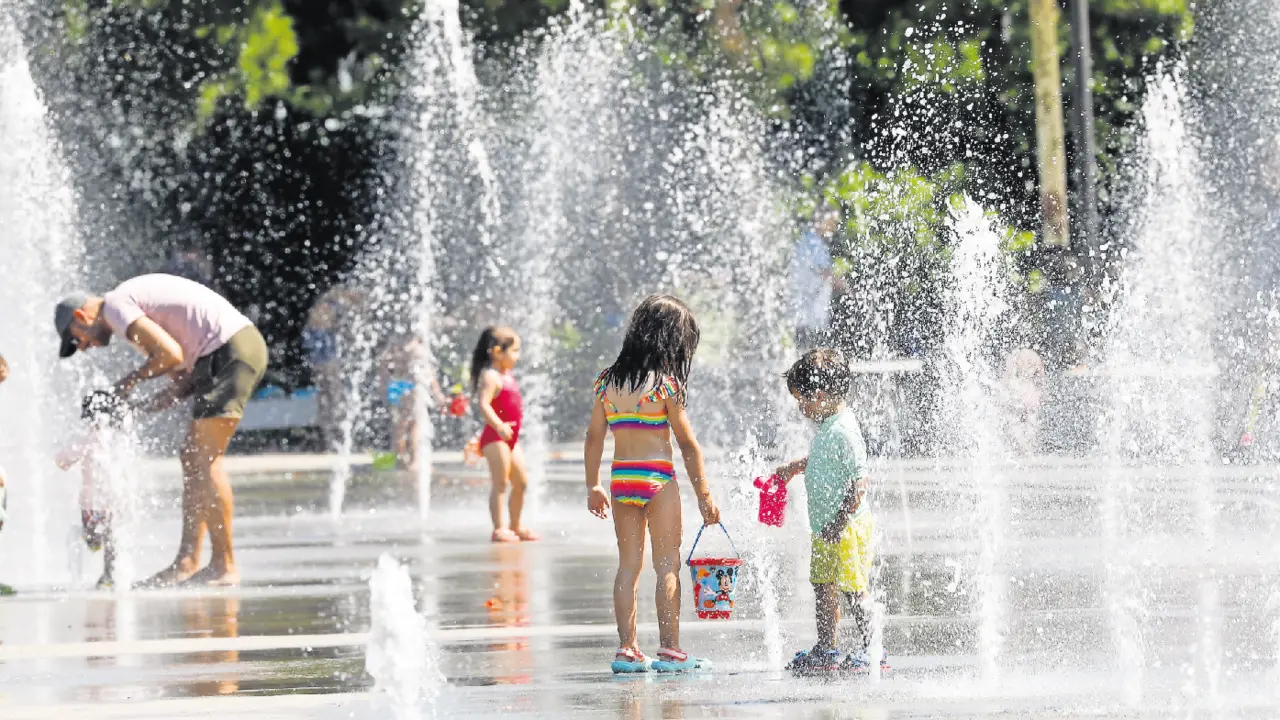 Un grupo de ni&ntilde;os se refrescan en un parque de agua ante el calor intenso que vive la regi&oacute;n estos d&iacute;as. / ALERTA