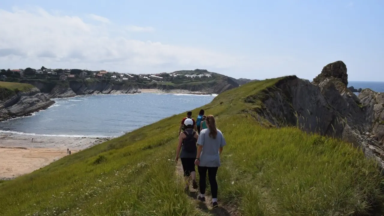Varias personas pasean por la ruta de Costa Quebrada. / A.E.