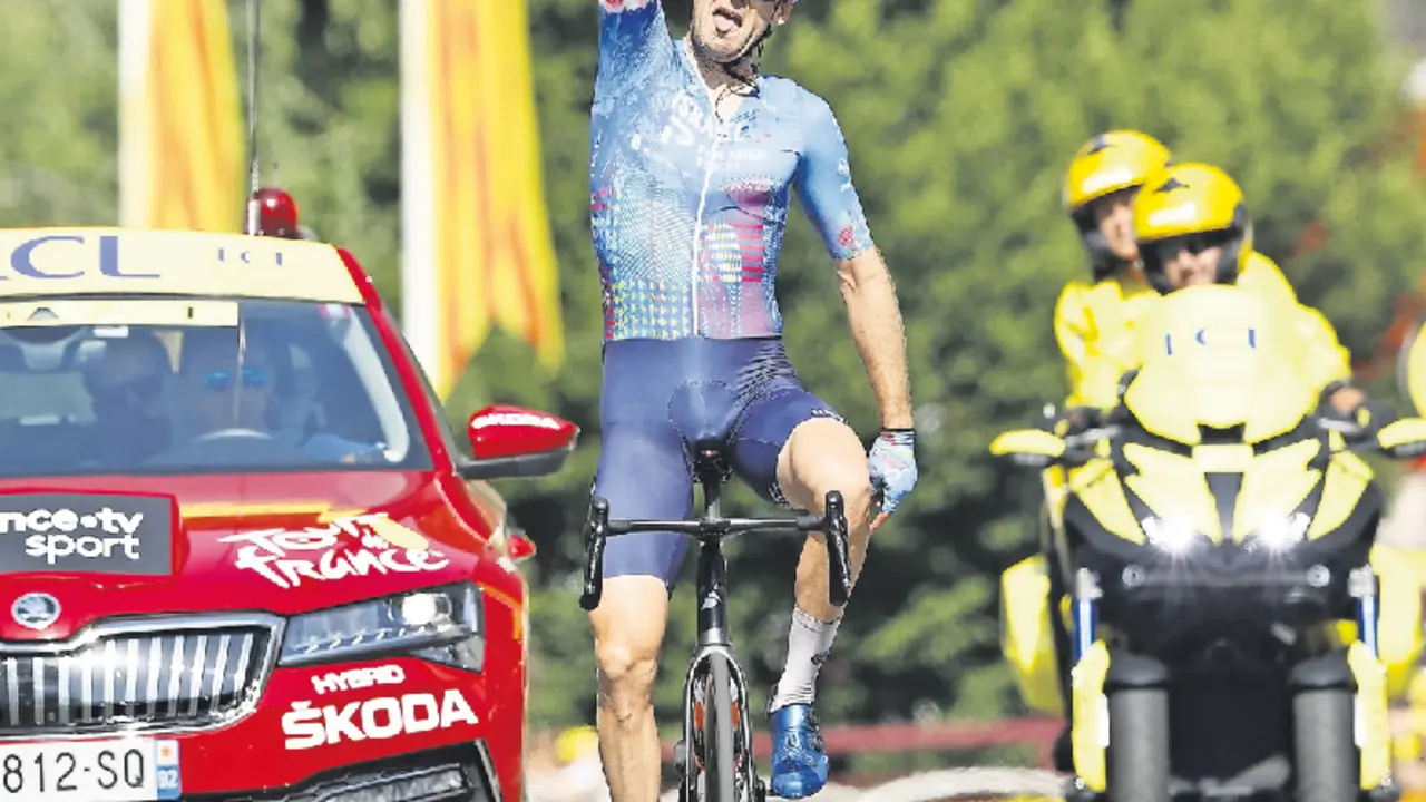 Hugo Houle entrando victorioso en la meta. / EFE