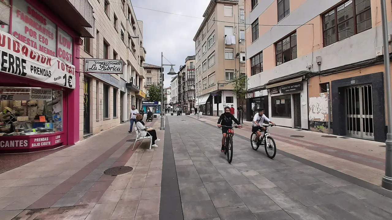 Una calle de Torrelavega. / Archivo