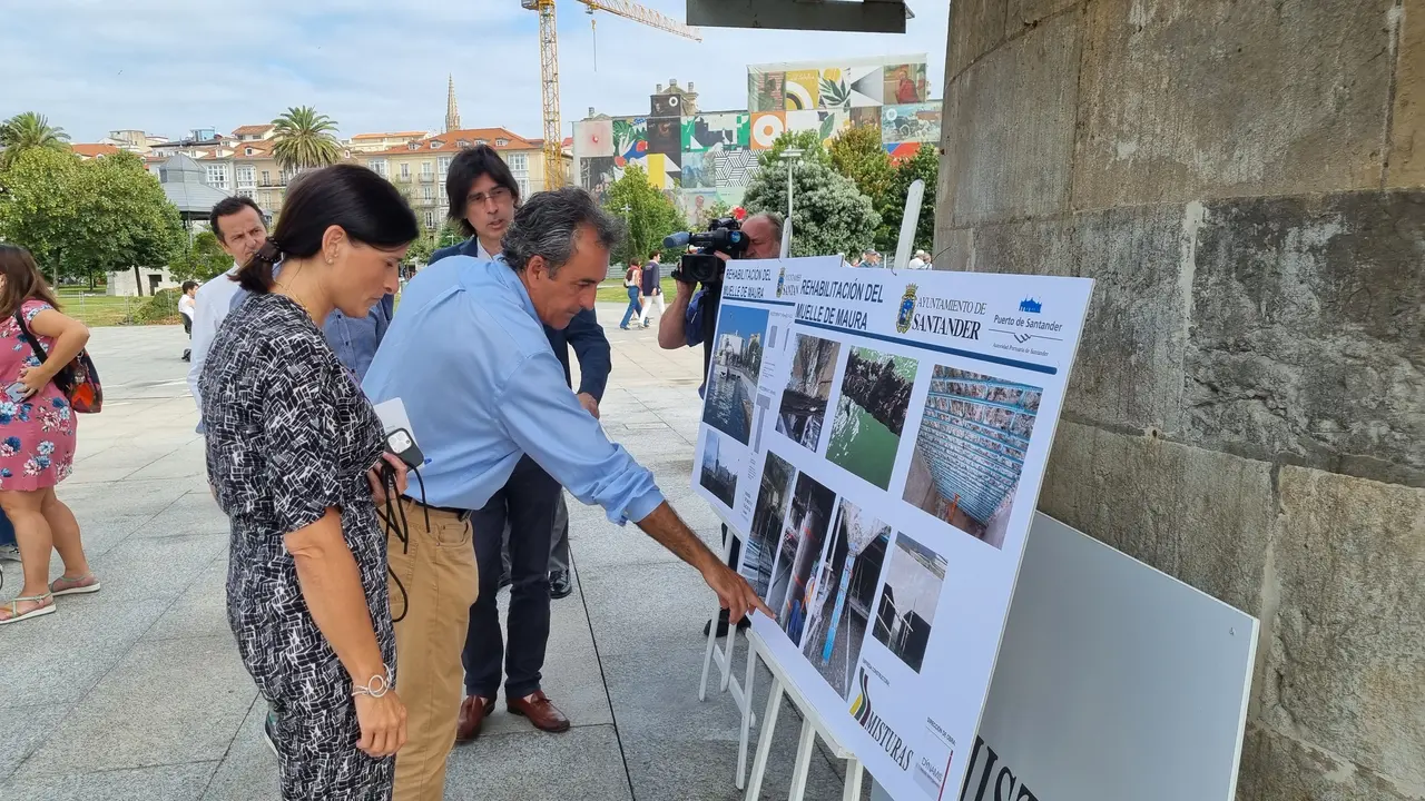 La alcaldesa de Santander, Gema Igual, y el presidente de la Autoridad Portuaria, Francisco Mart&iacute;n, en la inauguraci&oacute;n del Muelle de Maura. / Alerta