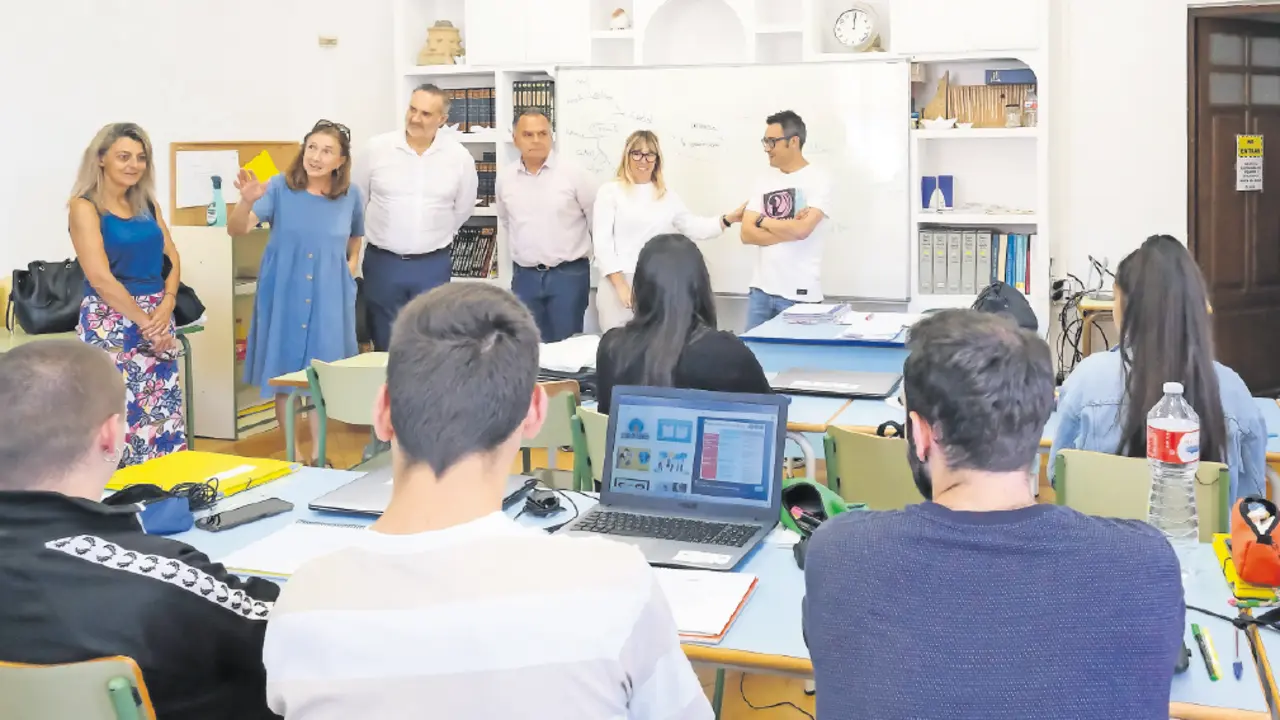 La consejera de empleo y pol&iacute;ticas sociales, Eugenia Gomez Diego, visita a los alumnos. / ALERTA