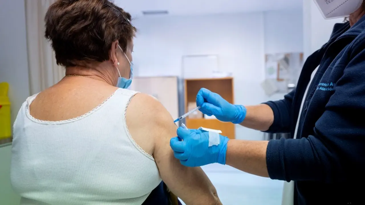 Una mujer recibe una vacuna en su centro m&eacute;dico. / EP
