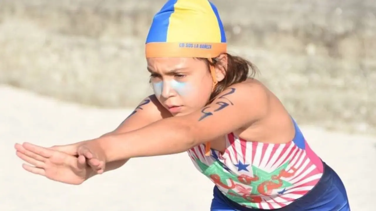 Una socorrista infantil se prepara para recibir el testigo en la prueba de relevo sprint en la pasada edici&oacute;n del Campeonato de Espa&ntilde;a Infantil y Cadete. / ALERTA