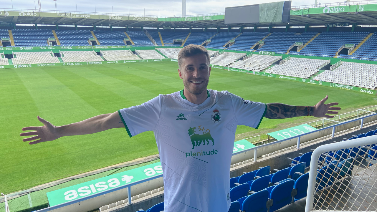 El defensa Dani Fern&aacute;ndez durante su presentaci&oacute;n como nuevo jugador del Racing en el Sardinero. / Enrique Serrano