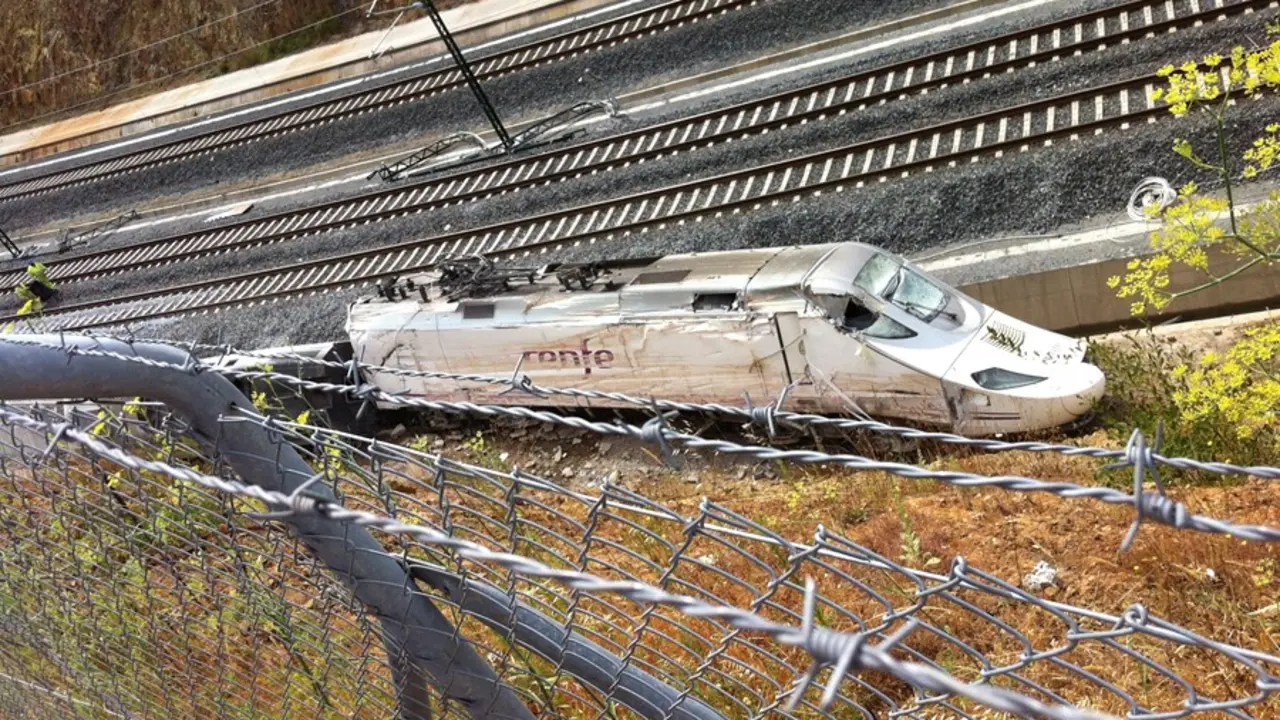 Imagen del accidente del tren Alvia en Santiago de Compostela. / Archivo