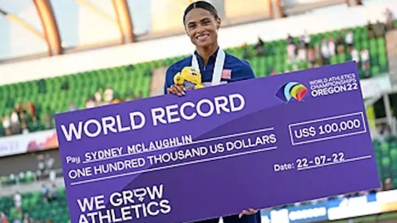 McLaughlin, con el premio por el r&eacute;cord.ANDREJ ISAKOVICAFP