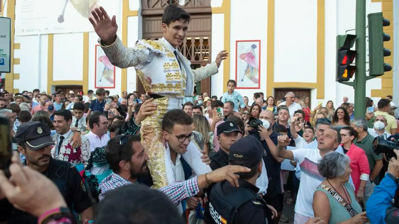 El diestro Manuel Diosleguarde sale por la puerta grande tras la corrida de la Feria de Santiago celebrada este s&aacute;bado en la plaza de toros de Santander. EFE/Pedro Puente