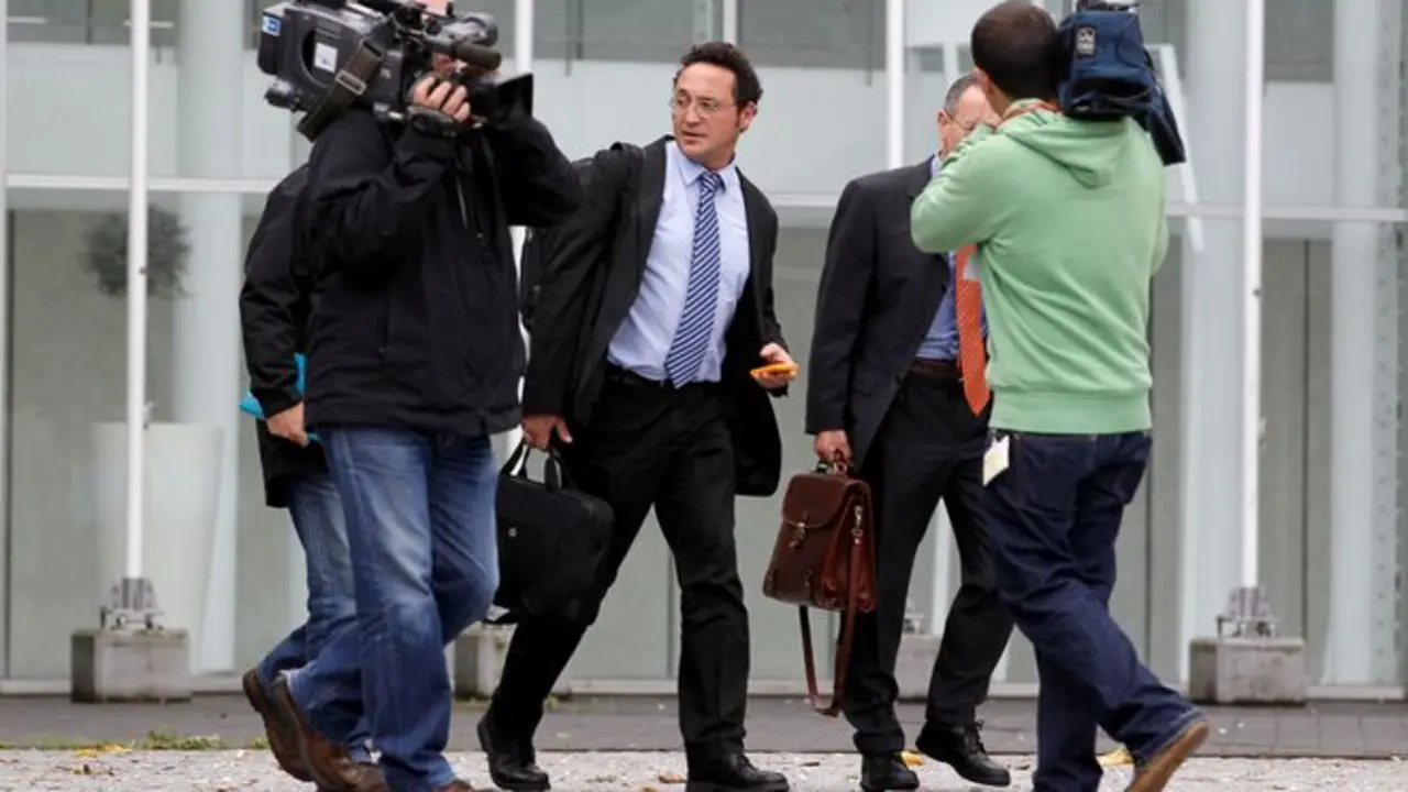&Aacute;lvaro Garc&iacute;a, nuevo Fiscal General del Estado, entre un grupo de periodistas. /
EFE