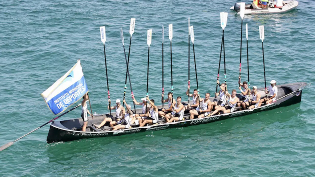 Los remeros de Pedre&ntilde;a, celebrando su victoria en aguas de Santander.