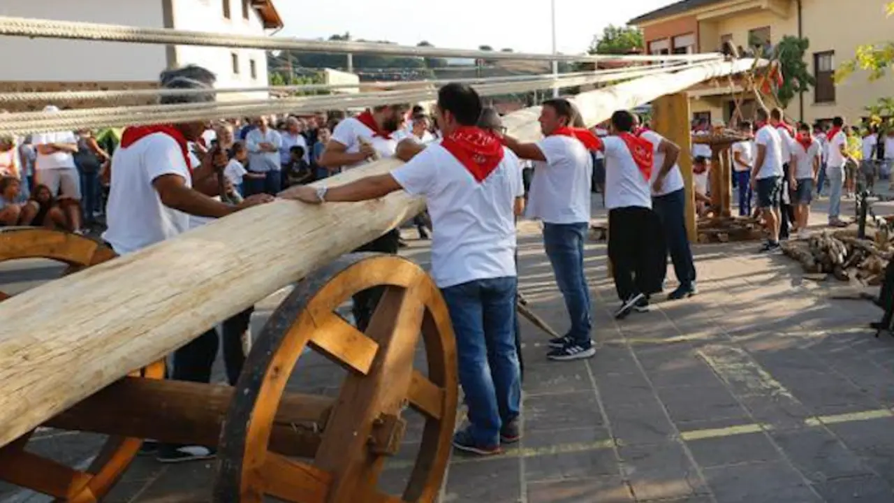 Los visitantes de Sili&oacute; pusieron la Maya ante un p&uacute;blico sorprendido al esfuerzo de levantar a golpe de m&uacute;sculo dos troncos.
