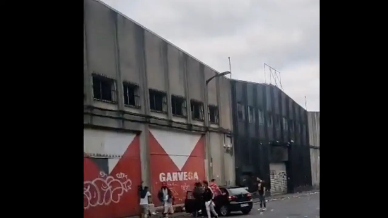 El suceso ha ocurrido a las 7.45 horas y el conductor, que ha dado positivo en drogas, ha sido detenido por la Polic&iacute;a Municipal