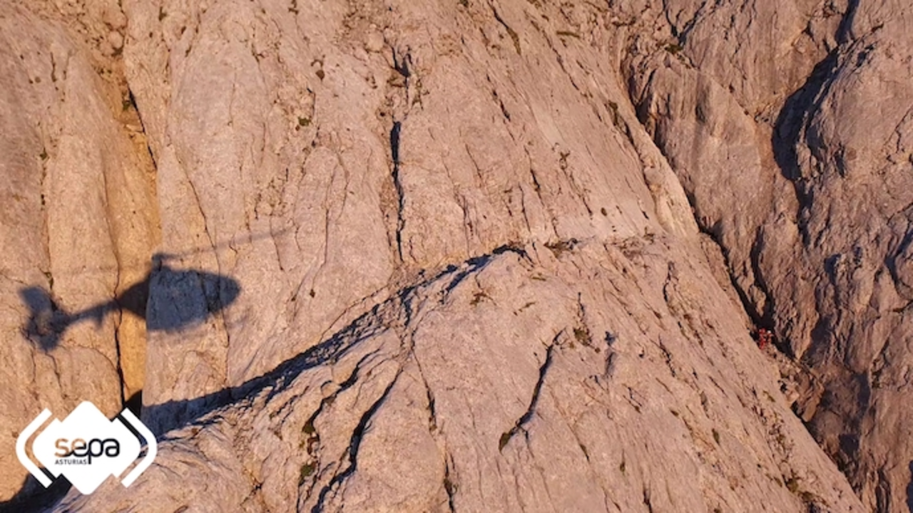 El helic&oacute;ptero del 112 de Asturias realizando la b&uacute;squeda.