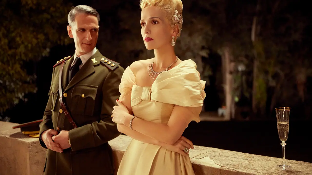 Natalia Oreiro, como Eva Per&oacute;n, y Ernesto Alterio, como el teniente coronel Moori Koenig en un fotograma de 'Santa Evita'.
Foto: CORTES&Iacute;A (EFE)