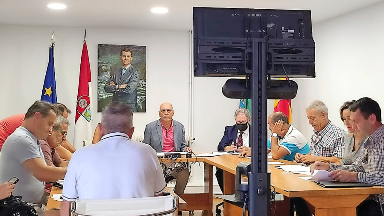 El alcalde del PRC, Jos&eacute; Manuel Cabrero preside el pleno celebrado ayer en el municipio. / ALERTA