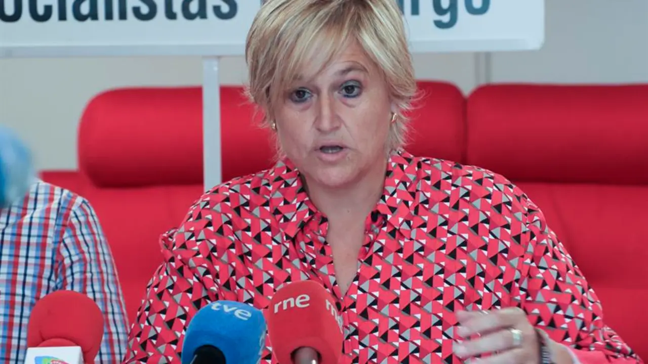 La alcaldesa de Camargo, la socialista, Esther Bolado, da una rueda de prensa en la sede del PSOE de Camargo este mi&eacute;rcoles para exigir responsabilidad a su socio de gobierno, el PRC, tras su rechazo a la adjudicaci&oacute;n del contrato de basuras y asegurar que si esto hubiese ocurrido hace dos a&ntilde;os hubiera roto el pacto con los regionalistas. EFE/Celia Ag&uuml;ero