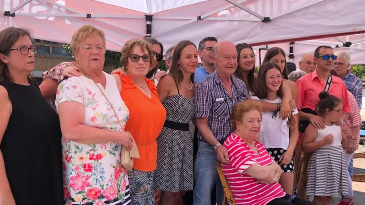Vecinos de Astillero y Rosi Llata en su emotivo homenaje. / ALERTA