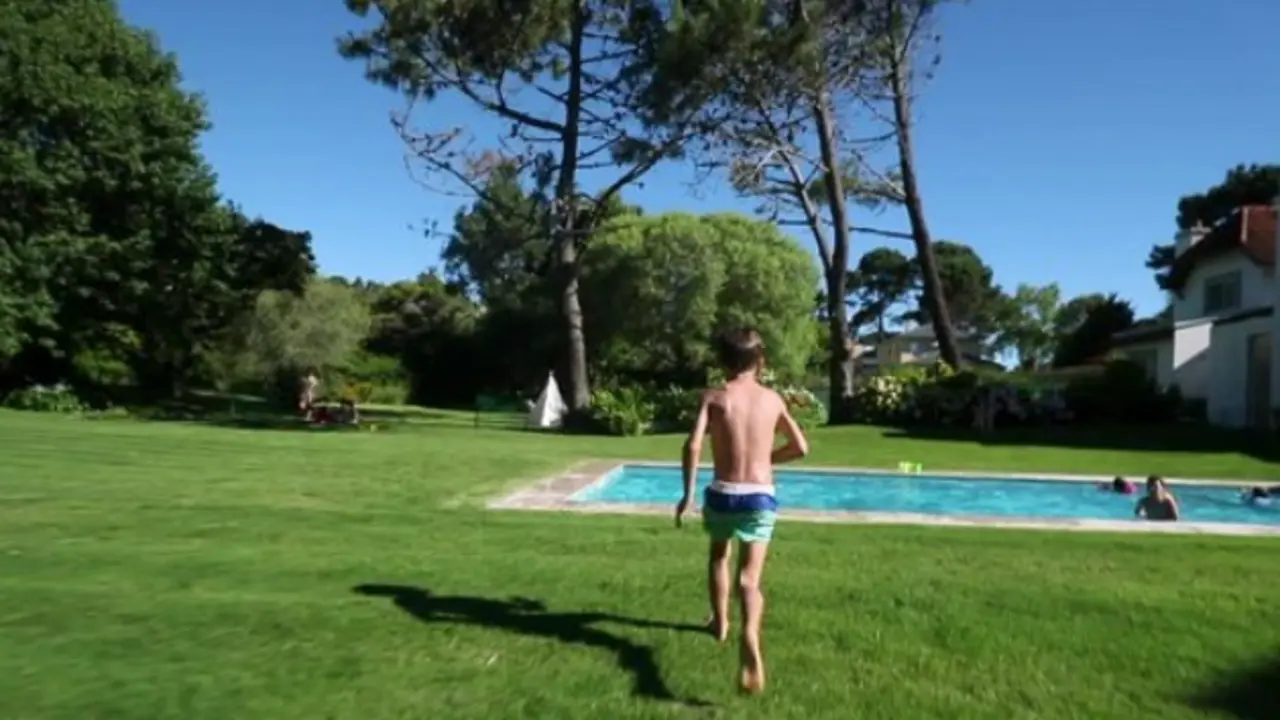 Un ni&ntilde;o se dispone a salta en una piscina, en una fotograf&iacute;a de archivo. / Alerta