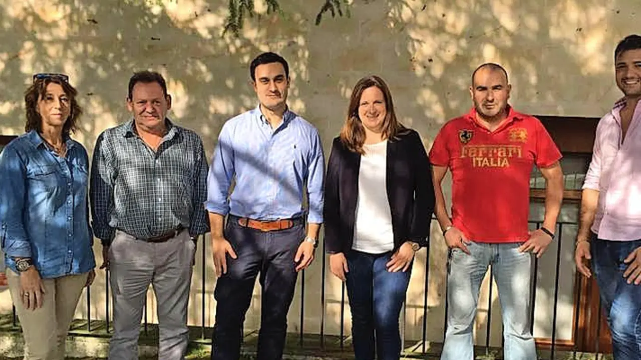 Los seis imputados por presuntos delitos de prevaricaci&oacute;n y malversaci&oacute;n en el Ayuntamiento de Ribamont&aacute;n al Monte, de izquierda a derecha: Mercedes Fern&aacute;ndez, Jes&uacute;s Garc&iacute;a, Joaqu&iacute;n Arco, Lidia Ruiz, Fernando Gonz&aacute;lez y Ra&uacute;l Ferm&iacute;n Ruiz. / ALERTA