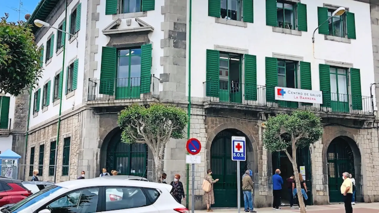 Vecinos de Castro esperan en la calle para entrar en el Centro de Salud La Barrera. / ALERTA