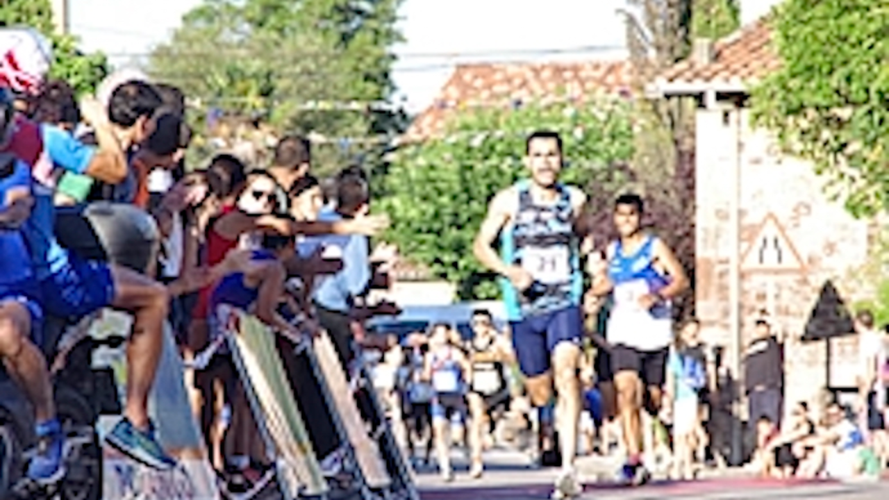Hicham Sigueni encabezando la carrera en un momento de la prueba. / Alerta
