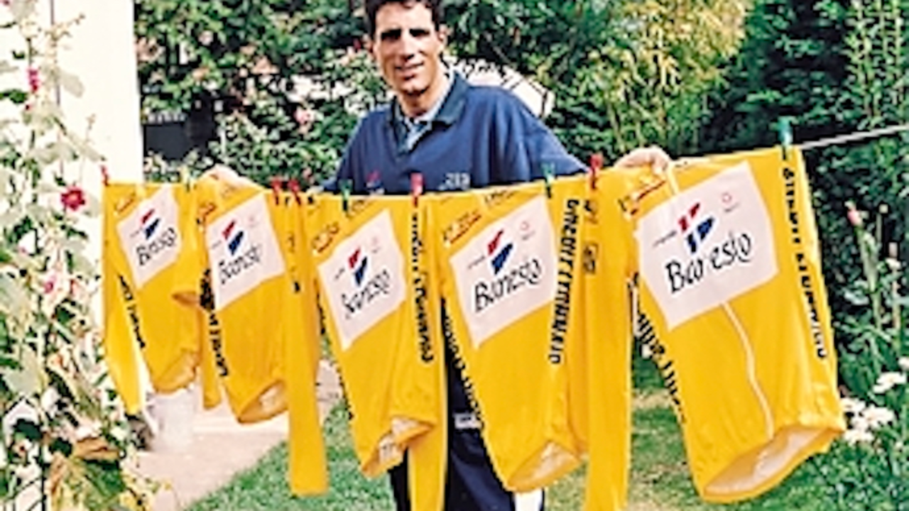 Miguel Indur&aacute;in tras ganar en 1995 su quinto Tour de Francia. EFE/Archivo
