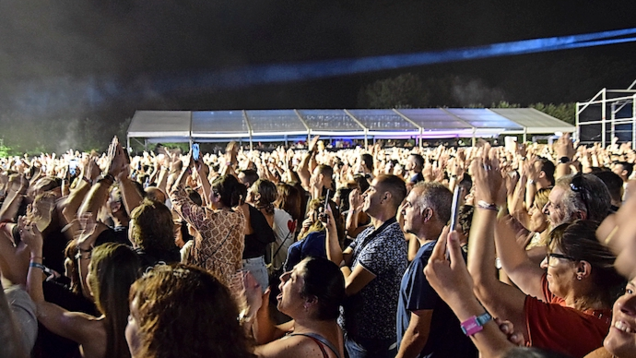 P&uacute;blico asistente a los conciertos que se han celebrado en Santander en la campa de la Magdalena, donde ocurrieron los &lsquo;pinchazos&rsquo;. / David Antistuart