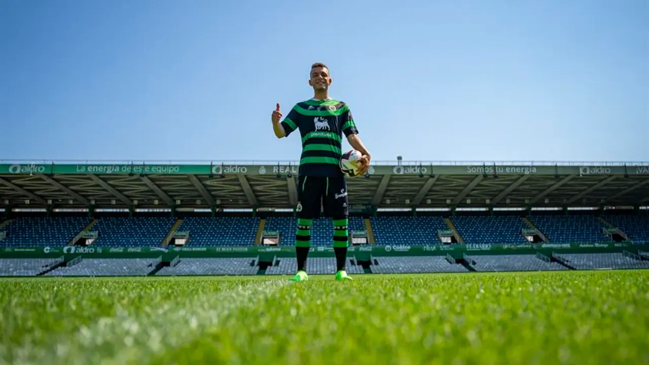 El futbolista &Iacute;&ntilde;igo Vicente posa durante su presentaci&oacute;n como nuevo jugador del Real Racing Club este martes en los Campos de Sport de El Sardinero, en Santander. EFE/ Rom&aacute;n G. Aguilera