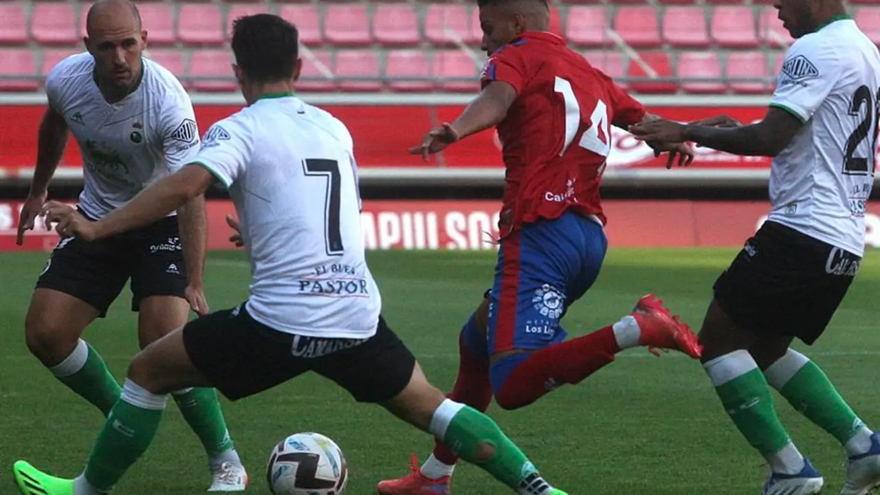 El delantero del Numancia Moha Sanhaji (2-d) trata de jugar un bal&oacute;n ante Alfon Gonz&aacute;lez (2-i), del Racing de Santander, durante el partido amistoso disputado este mi&eacute;rcoles en Soria. Efe/Wifredo Garc&iacute;a