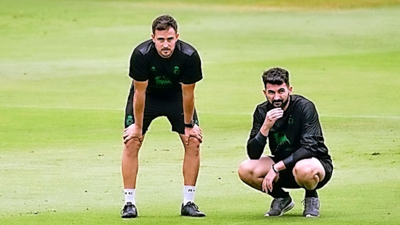 Fern&aacute;ndez Romo, siguiendo con atenci&oacute;n el entrenamiento de ayer. / rrc