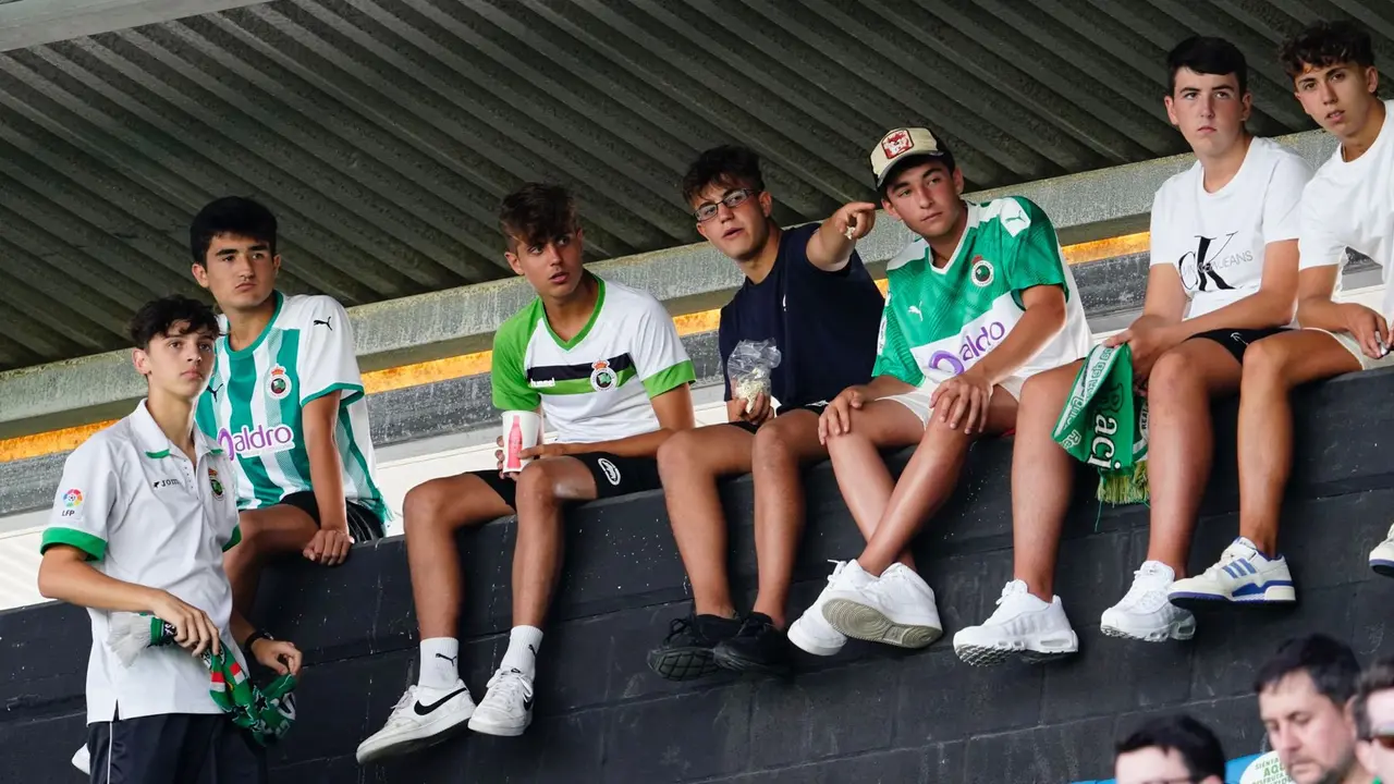 P&uacute;blico asistente al partido. / @realracingclub