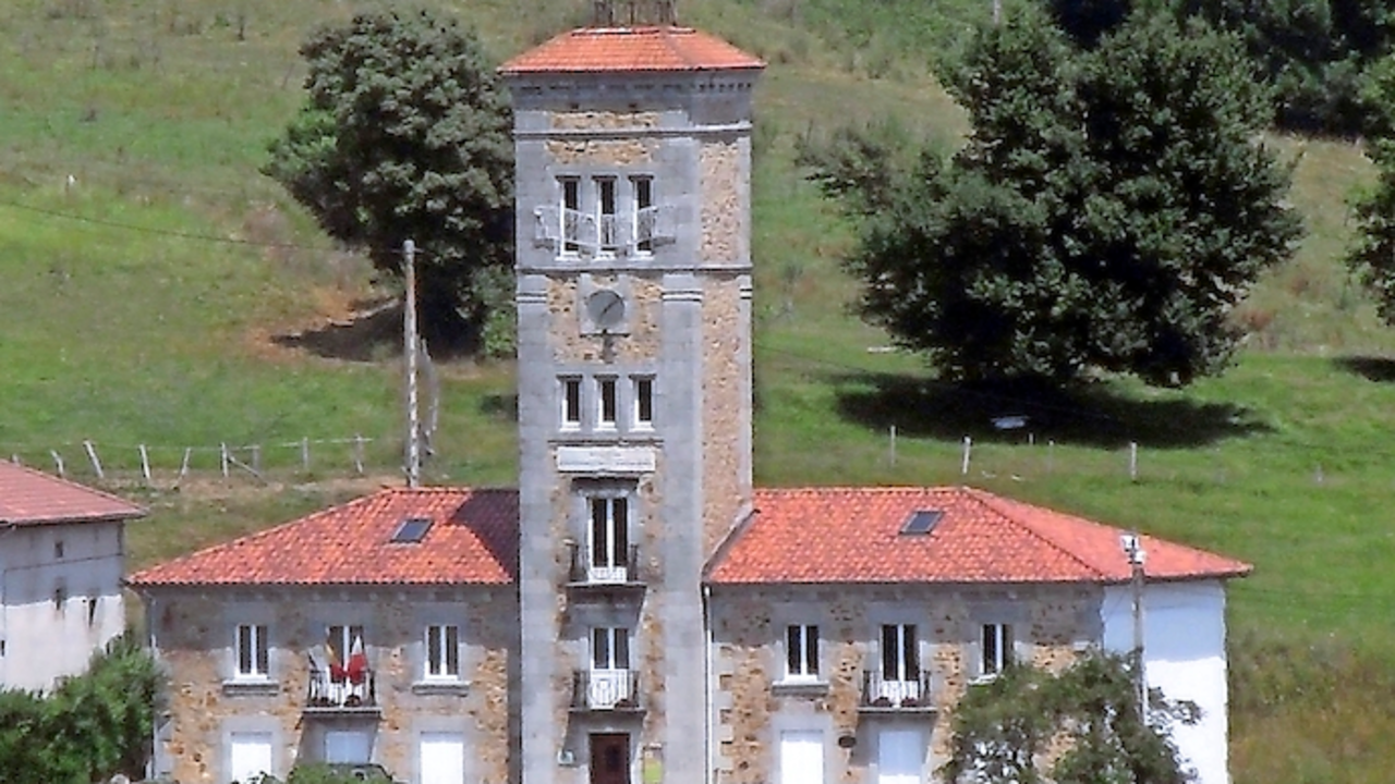 El Ayuntamiento de Soba, lugar donde piden que se celebr&eacute; los plenos. / alerta