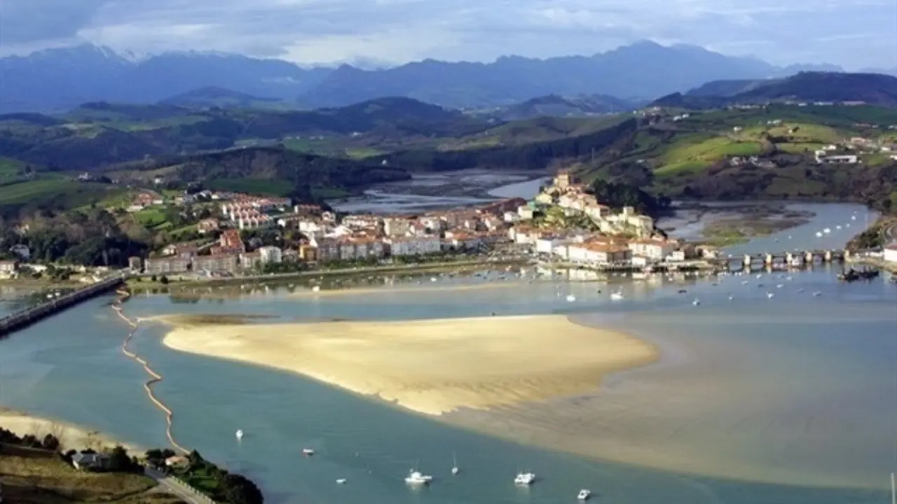 Vista a&eacute;rea del puerto de San Vicente de la Barquera. / ALERTA