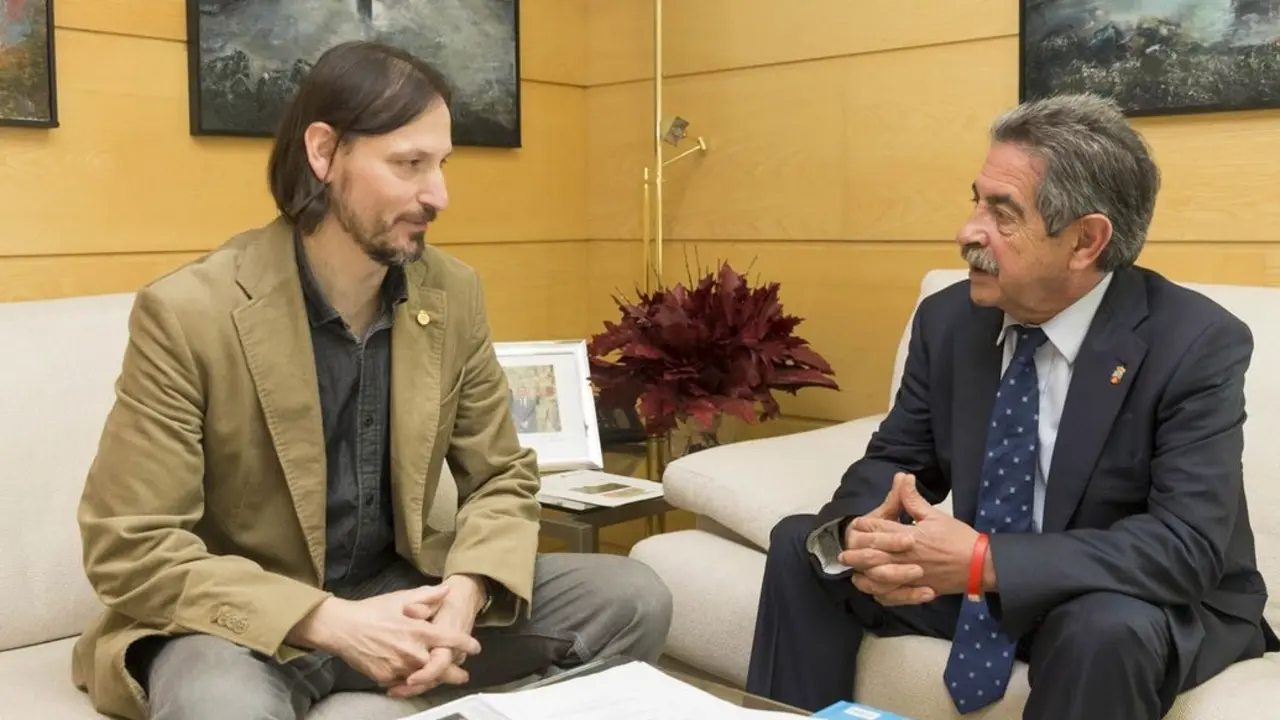 El regionalista Jos&eacute; Miguel Crespo junto a Miguel &Aacute;ngel Revilla. / ALERTA