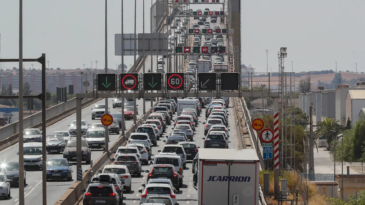 En las carreteras del pa&iacute;s hubo retenciones por la gran afluencia de tr&aacute;fico. / EFE