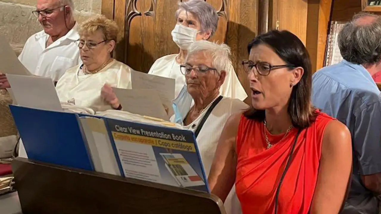 Gema Igual cantando en el coro de la Iglesia de Santander. / ALERTA