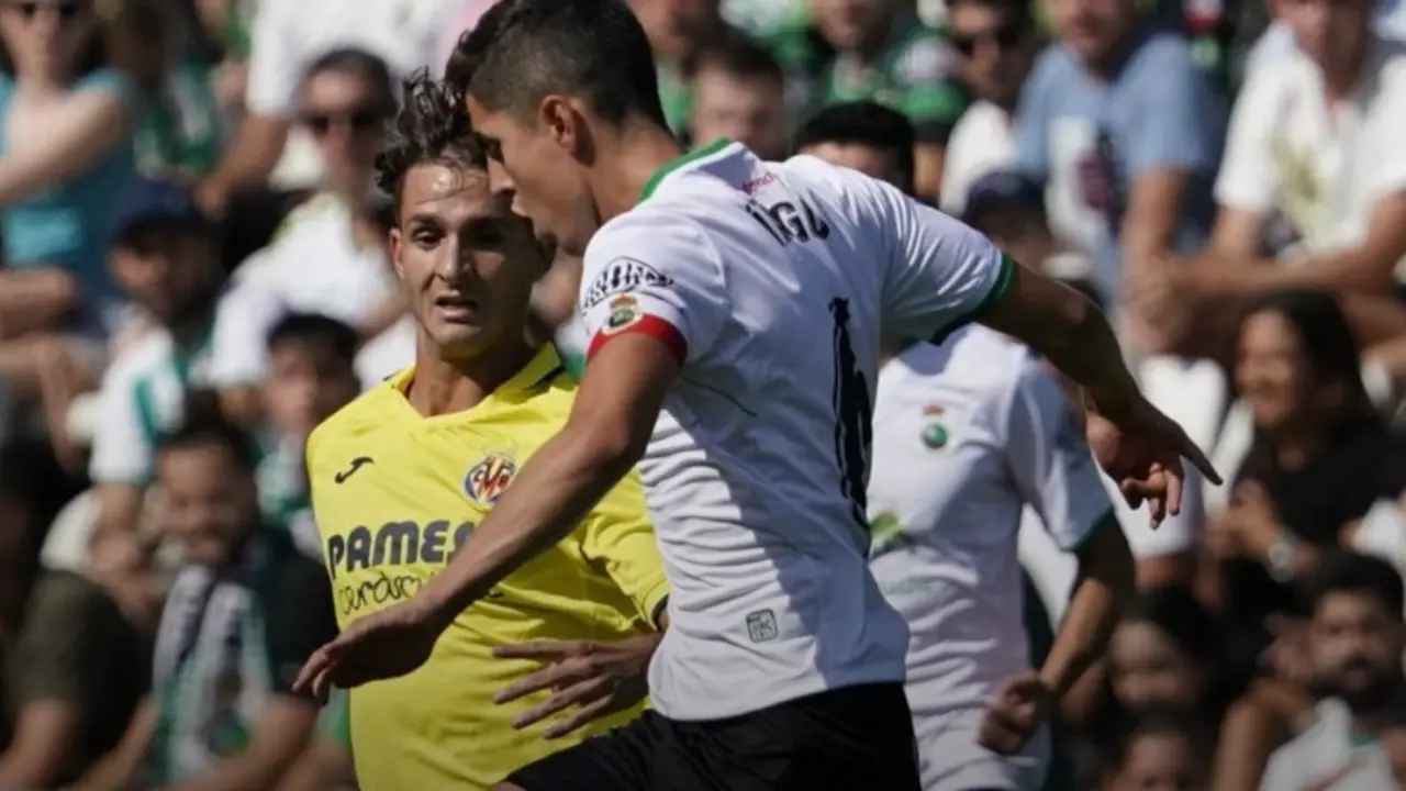 El jugador del Racing durante un lance del partido contra el Villarreal B. / ALERTA