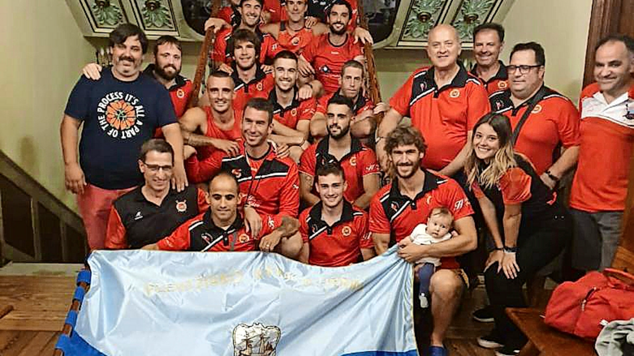 Los remeros de Castro, con la Bandera de Plentzia en el Ayuntamiento.