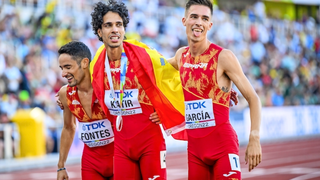 Mohamed Katir celebra con sus compa&ntilde;eros su medalla en 1.500 en el Mundial. / JEAN-CHRISTOPHE BOTT