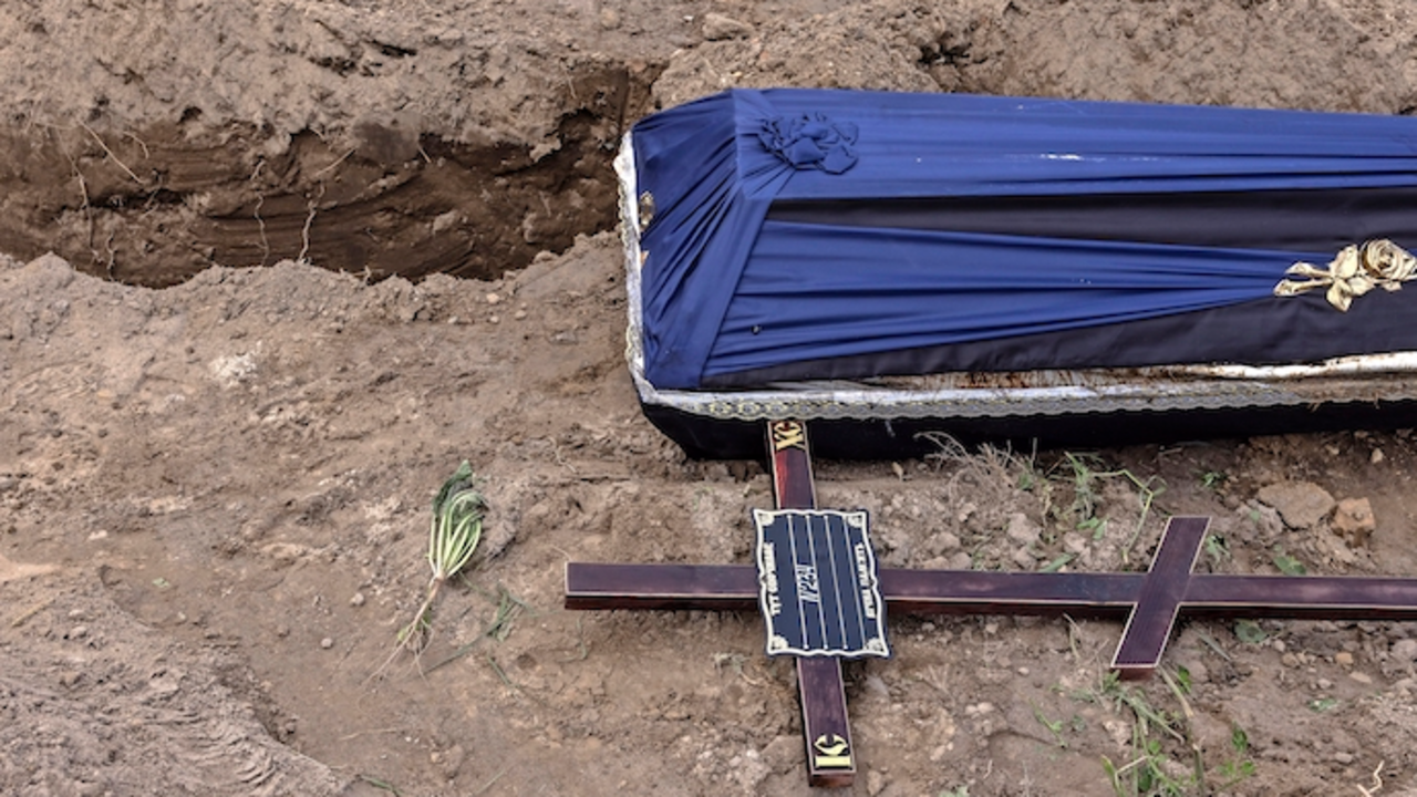Vista del ata&uacute;d que contiene el cad&aacute;ver de una de las de personas que fueron asesinadas en el distrito de Bucha durante la invasi&oacute;n rusa,. / Roman Pilipey