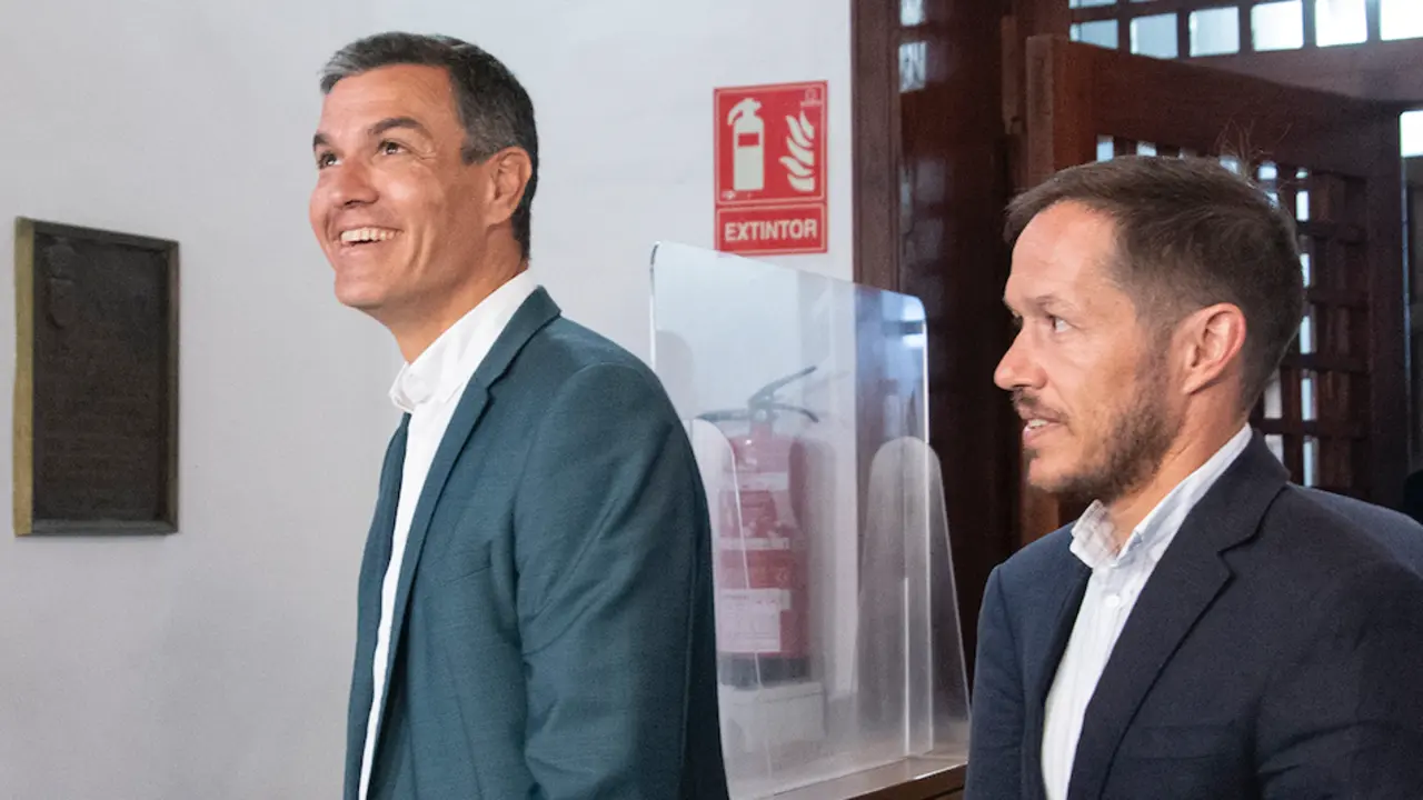 El presidente del Gobierno de Espa&ntilde;a, Pedro S&aacute;nchez (i), a su llegada a una reuni&oacute;n durante su visita a La Palma.  Estefan&iacute;a Briganty / Europa Press