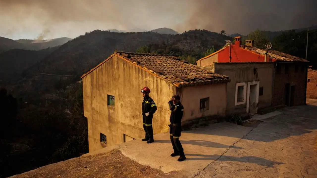 El incendio que se declar&oacute; este lunes en Bej&iacute;s (Castell&oacute;n) sigue activo aunque durante la noche se ha podido trabajar mejor porque las condiciones de humedad han sido m&aacute;s favorables, seg&uacute;n han informado a EFE desde Emergencias de la Generalitat.A primera hora de este martes se han incorporado siete medios a&eacute;reos de la Generalitat y se ha solicitado otros once al Gobierno, uno a Arag&oacute;n y otro a Castilla-La Mancha. Durante la noche han trabajado en el lugar alrededor de 200 efectivos entre bomberos forestales de la Generalitat, bomberos del Consorcio de Castell&oacute;n, de la Unidad Militar de Emergencias ( en la imagen) y de la Guardia Civil, as&iacute; como de otros cuerpos de seguridad.EFE/ Biel Ali&ntilde;o