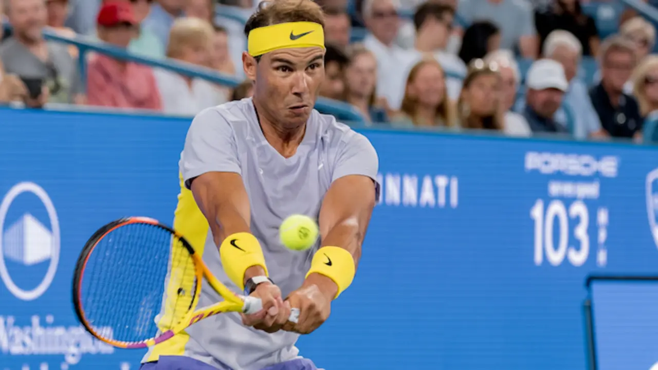 El tenista espa&ntilde;ol Rafael Nadal realiza un golpe de rev&eacute;s a dos manos contra el croata Borna Coric durante los octavos de final del torneo de tenis abierto de Cincinnati en el Lindner Family Tennis Center. Foto: Scott Stuart/ZUMA Press Wire/dpa
17/8/2022 S&Oacute;LO PARA USO EN ESPA&Ntilde;A