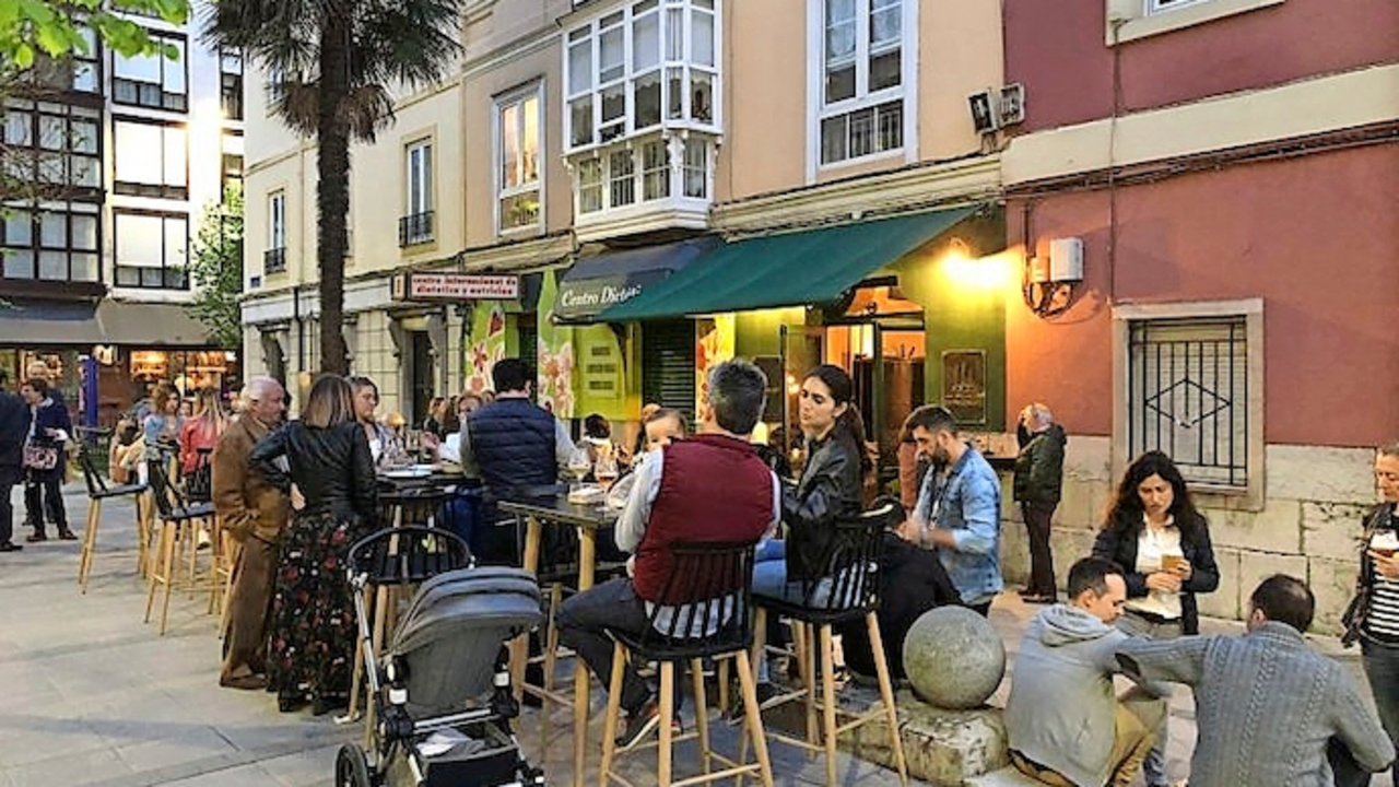 Una de las terrazas en el centro de Santander. / ALERTA