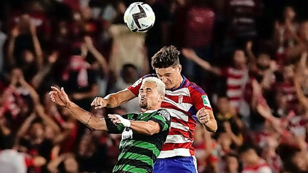 Matheus, peleando un bal&oacute;n a&eacute;reo ayer en Los C&aacute;rmenes. / GRANADA CF