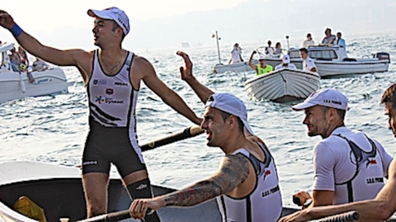 Kewin Ruiz, junto a Roberto Labrada y Miguel Lado, que le ayudaron a gobernar el bote tras romperse el tolete.